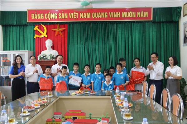 Đồng chí Vũ Tiến Phụng, Ủy viên Ban Thường vụ Thành ủy, Phó Chủ tịch Ủy ban nhân dân thành phố thăm tặng quà Tết thiếu nhi tại Trường Giáo dục chuyên biệt Hải Phòng và Bệnh Viện Nhi Hải Phòng