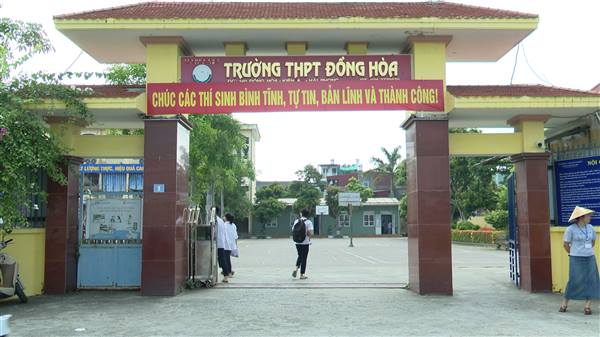 677 thí sinh tại điểm thi Trường THPT Đồng Hòa đã hoàn thành môn thi ngữ văn vào sáng 1/6