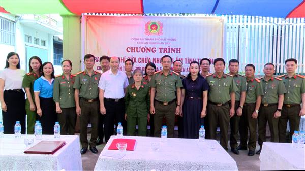 Khối An ninh nhân dân Công an thành phố trao kinh phí sửa chữa nhà “Mái ấm tình thương” cho bà Nguyễn Thị Nụ - Tổ dân phố Đồng Hòa 5
