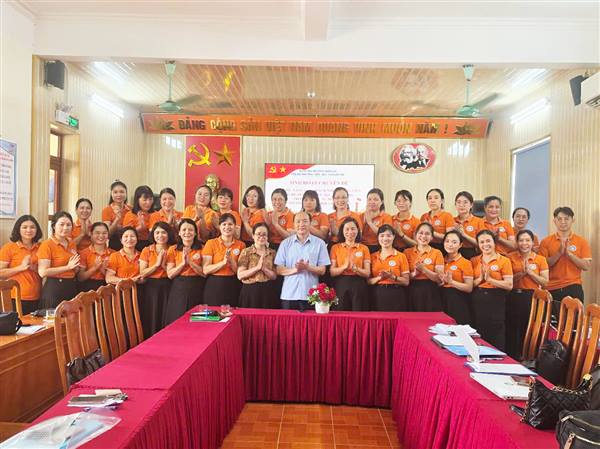Chi bộ Trường Tiểu học Nguyễn Du tổ chức sinh hoạt chuyên đề: “Nâng cao trách nhiệm đảng viên chi bộ trường Tiểu học Nguyễn Du trong xây dựng mô hình Trường học xã hội chủ nghĩa”