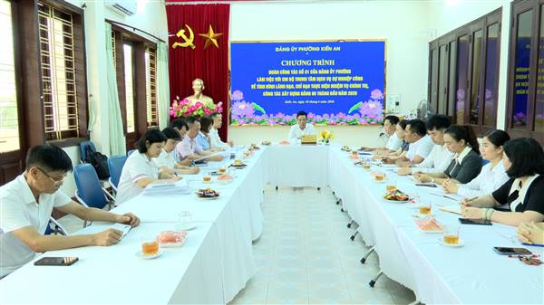 Đoàn công tác của Đảng ủy phường làm việc với Chi bộ Trung tâm Dịch vụ sự nghiệp công phường về tình hình lãnh đạo, chỉ đạo thực hiện nhiệm vụ chính trị, công tác xây dựng Đảng 6 tháng đầu năm 2026