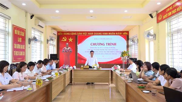 Đoàn công tác của Đảng ủy phường làm việc với Chi bộ trường THCS Trần Hưng Đạo về tình hình lãnh đạo, chỉ đạo thực hiện nhiệm vụ chính trị, công tác xây dựng Đảng 6 tháng đầu năm 2026