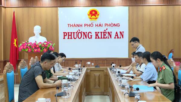 UBND phường Kiến An bàn giao Công văn số 2544/UBND-KTHT&ĐT ngày 12/6/2026 của UBND phường về việc đính chính Quyết định số 2317/QĐUBND ngày 20/10/2023 của UBND quận Kiến An cho gia đình ông Nguyễn Văn Ý