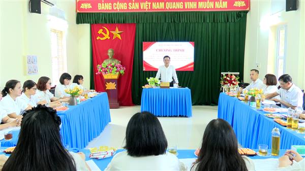 Đoàn công tác của Đảng ủy phường làm việc với Chi bộ trường Tiểu học Quang Trung về tình hình lãnh đạo, chỉ đạo thực hiện nhiệm vụ chính trị, công tác xây dựng Đảng 6 tháng đầu năm 2026