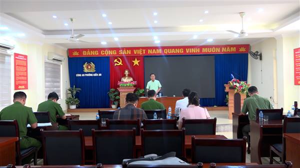 Đoàn công tác của Đảng ủy phường làm việc với Đảng bộ Công an phường về tình hình lãnh đạo, chỉ đạo thực hiện nhiệm vụ chính trị, công tác xây dựng Đảng 6 tháng đầu năm 2026
