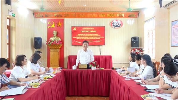 Đoàn công tác của Đảng ủy phường làm việc với Chi bộ Trường Tiểu học Nguyễn Du về tình hình lãnh đạo, chỉ đạo thực hiện nhiệm vụ chính trị, công tác xây dựng Đảng 6 tháng đầu năm 2026