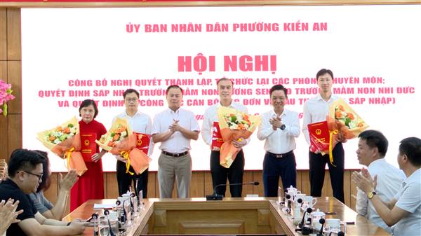 UBND phường công bố Nghị quyết về việc thành lập, tổ chức lại các phòng chuyên môn của UBND phường Kiến An; Quyết định về việc sáp nhập Trường Mầm non Hương Sen vào Trường Mầm non Nhi Đức và các Quyết định về công tác, tổ chức, cán bộ các phòng chuyên môn, Trường Mầm non Nhi Đức (sau sáp nhập).