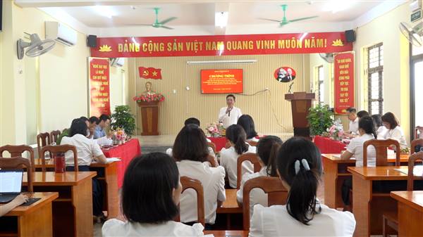 Đoàn công tác của Đảng ủy phường làm việc với Chi bộ trường Tiểu học Đồng Hòa về tình hình lãnh đạo, chỉ đạo thực hiện nhiệm vụ chính trị, công tác xây dựng Đảng 6 tháng đầu năm 2026