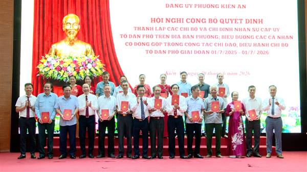 Hội nghị công bố Quyết định thành lập các chi bộ và chỉ định nhân sự cấp uỷ Tổ dân phố trên địa bàn phường; biểu dương các cá nhân có nhiều đóng góp trong công tác chỉ đạo, điều hành chi bộ Tổ dân phố giai đoạn từ 01/7/2025 - 01/7/2026