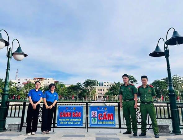 TUỔI TRẺ KIẾN AN GẮN BIỂN CẢNH BÁO ĐUỐI NƯỚC, CẤM XẢ RÁC TẠI HỒ HẠNH PHÚC