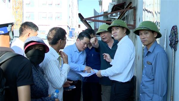UBND phường làm việc với chủ đầu tư và các hộ dân về việc bàn giao chỉ giới đất xây dựng tường bao Dự án Nhà ở xã hội Golden Point Residences