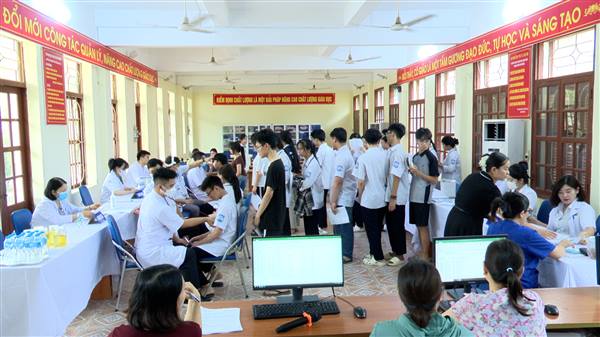 Hơn 1.100 học sinh Trường THCS Nam Hà được khám sức khỏe miễn phí

