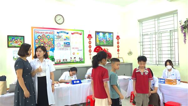 1.111 học sinh trường Tiểu học Nguyễn Du được khám sức khỏe miễn phí