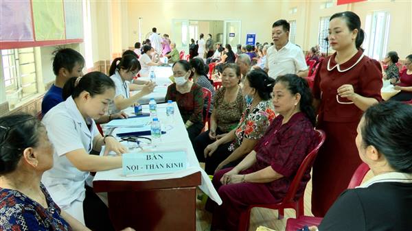 Hội LHPN phường phối hợp tổ chức khám sức khỏe định kỳ, sàng lọc miễn phí cho hội viên phụ nữ, người cao tuổi và người yếu thế

