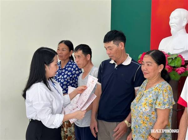 “Hành chính lưu động” - chính quyền đi tận nơi phục vụ dân