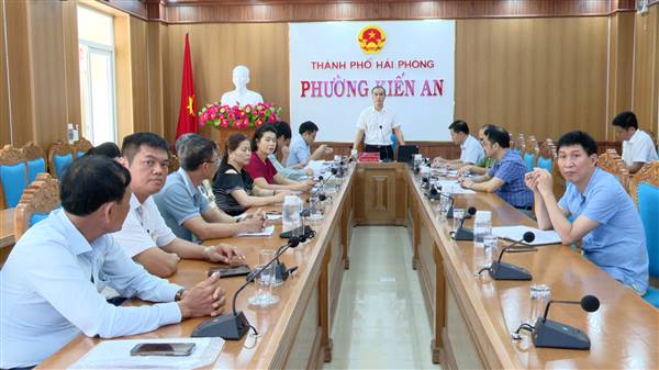 UBND phường Kiến An tổ chức cuộc họp nghe Công ty TNHH Đầu tư và Phát triển Bất động sản Vạn Phúc Điền và các hộ dân giáp dự án trao đổi, thống nhất việc bàn giao chỉ giới đất để tiến hành xây dựng các hạng mục thuộc phạm vi dự án do Công ty làm chủ đầu tư.