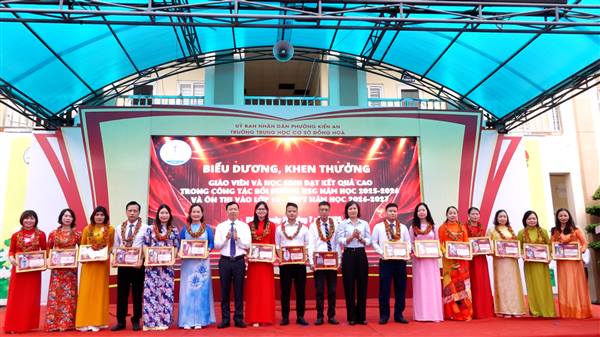 Trường THCS Đồng Hòa biểu dương giáo viên và học sinh đạt thành tích cao năm học 2025–2026