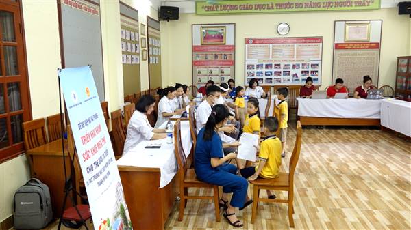 Gần 600 học sinh trường Tiểu học Quán Trữ được khám sức khỏe miễn phí

