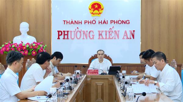 UBND phường nghe báo cáo tiến độ thực hiện giải phóng mặt bằng dự án đầu tư xây dựng tuyến đường nối Quốc lộ 5 với Quốc lộ 10 đoạn qua địa bàn phường Kiến An