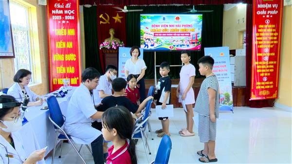 Trường Tiểu học Thực hành phối hợp với Bệnh viện Nhi Hải Phòng khám bệnh miễn phí cho hơn 400 học sinh