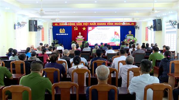 Các chủ cơ sở lưu trú, nhà nghỉ, khách sạn, nhà trọ, nhà cho thuê trên địa bàn phường được tuyên truyền, phổ biến pháp luật về quản lý cư trú, phòng cháy chữa cháy và hướng dẫn khai báo lưu trú, ký cam kết cơ sở lưu trú không ma túy