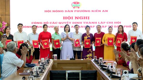 Hội Nông dân phường công bố các Quyết định thành lập Chi hội Nông dân phường sau sáp nhập tổ dân phố