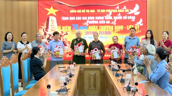 20 suất quà được trao tặng gia đình chính sách, người có công nhân dịp 79 năm ngày Thương binh – Liệt sĩ 27/7