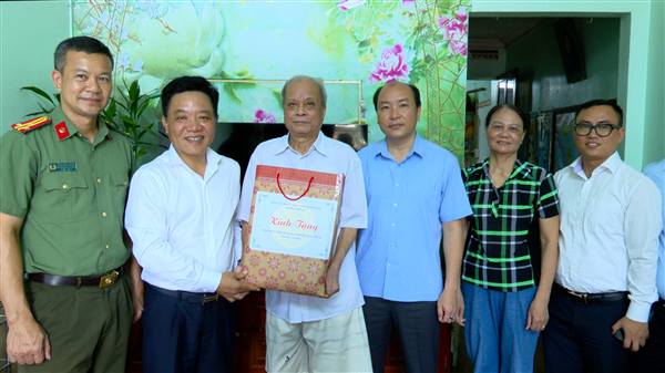 Đảng ủy, HĐND, UBND, Ủy ban MTTQ Việt Nam phường Kiến An thăm, tặng quà các gia đình người có công với Cách mạng tiêu biểu trên địa bàn phường nhân dịp kỷ niệm 79 năm ngày Thương binh - Liệt sĩ (27/7/1947-27/7/2026)