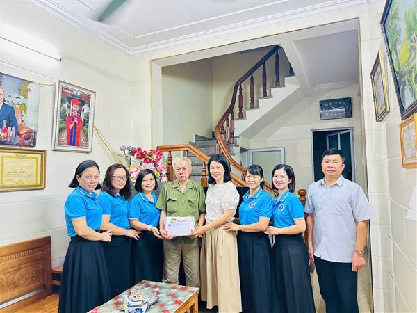 Trường Tiểu học Trần Thành Ngọ tổ chức thăm hỏi, tri ân các gia đình thương binh, liệt sĩ nhân dịp kỷ niệm 79 năm ngày Thương binh liệt sĩ 27/7