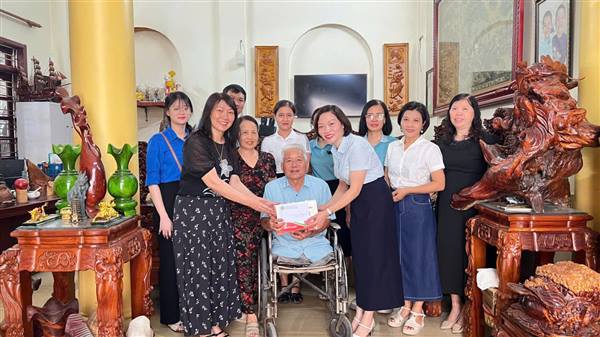Trường Tiểu học Thực hành thăm, tặng quà 07 gia đình chính sách nhân kỷ niệm 79 năm Ngày Thương binh – Liệt sĩ 27/7