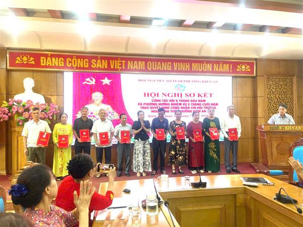 Hội Người cao tuổi phường Kiến An sơ kết công tác Hội 6 tháng đầu năm, triển khai phương hướng, nhiệm vụ 6 tháng cuối năm 2026, trao quyết định công nhận Chi hội trưởng Người cao tuổi

          