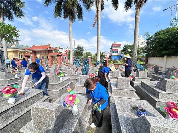 Cán bộ, hội viên, đoàn viên các tổ chức chính trị - xã hội phường, lực lượng vũ trang và Nhân dân phường Kiến An tham gia dọn vệ sinh nghĩa trang liệt sĩ hướng tới kỷ niệm 79 năm Ngày Thương binh - Liệt sĩ 