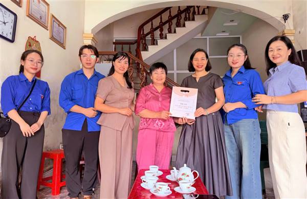 Trường Tiểu học Nguyễn Du tổ chức thăm, tặng quà các gia đình Thương binh, Liệt sĩ nhân kỷ niệm 79 năm Ngày Thương binh – Liệt sĩ (27/7/1947 - 27/7/2026)