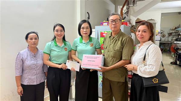 Hội Nông dân phường thăm tặng quà hội viên nông dân là người có công với cách mạng trên dịa bàn phường