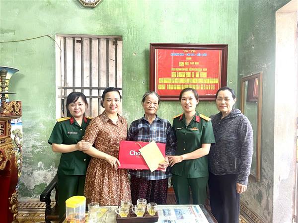 Hội Liên hiệp Phụ nữ phường kết nối tặng quà 07 gia đình hội viên là người có công với cách mạng trên địa bàn phường