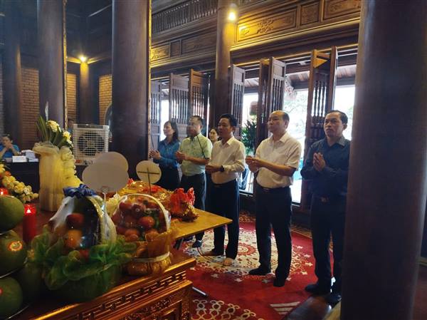 Các chí lãnh đạo Đảng ủy, HĐND, UBND phường Kiến An và Công đoàn phường dâng hương tưởng niệm đồng chí Nguyễn Đức Cảnh 