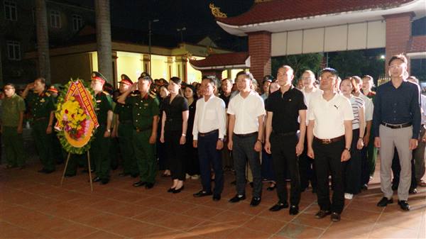 Lễ thắp nến tri ân các Anh hùng Liệt sĩ tại nghĩa trang Liệt sĩ  Nam Sơn