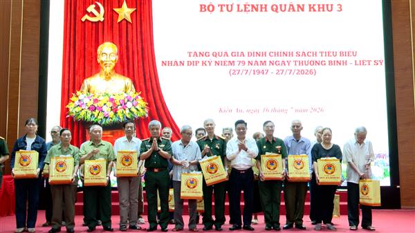 Bộ Tư lệnh Quân khu 3 tặng 20 suất quà cho gia đình chính sách tiêu biểu trên địa bàn phường nhân dịp kỷ niệm 79 năm Ngày Thương binh - Liệt sĩ (27/7/1947 – 27/7/2026)