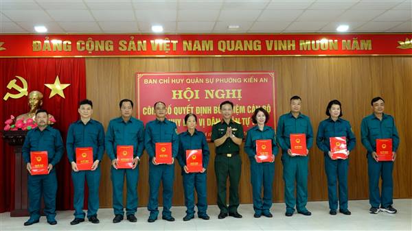 Ban Chỉ huy Quân sự phường công bố quyết định bổ nhiệm 21 đồng chí giữ chức vụ Tổ đội trưởng tổ dân phố