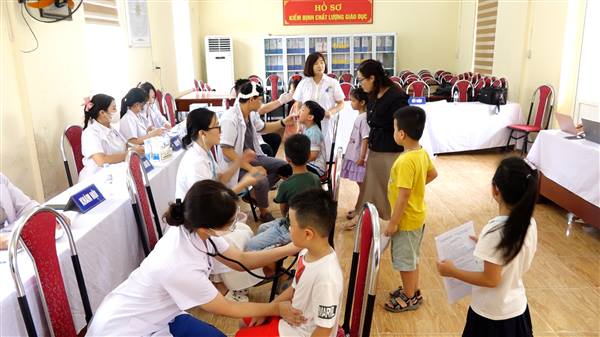 Gần 800 học sinh trường Tiểu học Trần Thành Ngọ được khám bệnh miễn phí