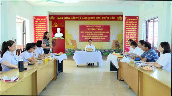 Đồng chí Bí thư Đảng ủy, Chủ tịch HĐND phường Trần Quang Tuấn làm việc với Chi bộ Trạm y tế phường về kết quả lãnh đạo, chỉ đạo thực hiện nhiệm vụ chính trị, công tác xây dựng Đảng 6 tháng đầu năm 2026; phương hướng, nhiệm vụ trọng tâm 6 tháng cuối năm 2026
