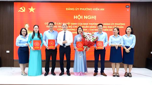 Hội nghị công bố Quyết định của Ban Thường vụ Đảng uỷ phường về công tác cán bộ Chi bộ Ngân hàng Thương mại Cổ phần Công thương Việt Nam  Chi nhánh Kiến An nhiệm kỳ 2025-2030

