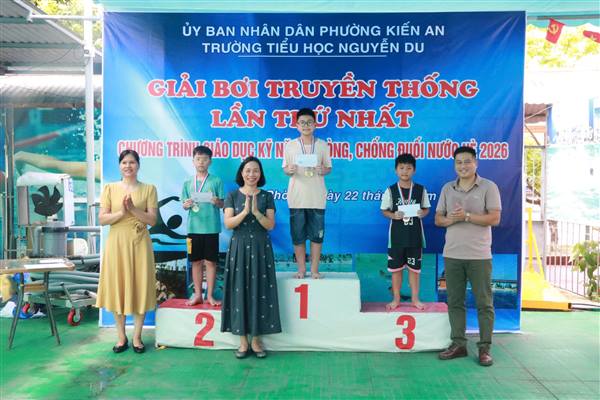 Trường Tiểu học Nguyễn Du tổ chức Giải bơi truyền thống lần thứ Nhất