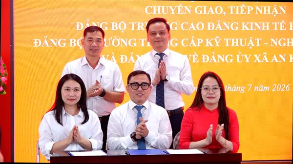 Hội nghị chuyển giao Đảng bộ Trường Cao đẳng Kinh tế Hải Phòng, Đảng bộ Trường Trung cấp Kỹ thuật - Nghiệp vụ Hải Phòng và đảng viên về trực thuộc Đảng ủy xã An Khánh

