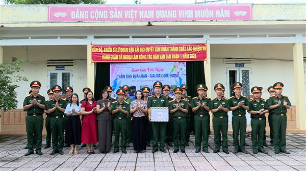 Phường Kiến An tặng quà chúc mừng cán bộ, chiến sĩ Lữ đoàn vận tải 653 hoàn thành xuất sắc nhiệm vụ hành quân dã ngoại làm công tác dân vận giai đoạn 1 năm 2026.