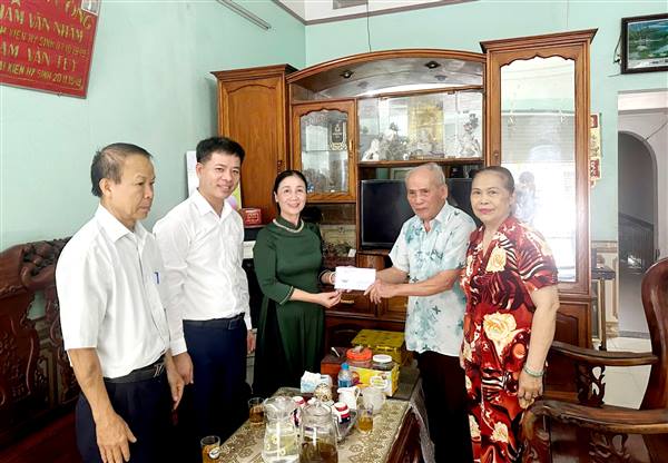 5 gia đình người có công tiêu biểu trên địa bàn phường được tặng quà nhân dịp kỷ niệm 79 năm Ngày Thương binh - Liệt sĩ