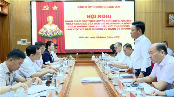 Đoàn Giám sát theo Quyết định số 02 -QĐ/BCĐ của Ban Chỉ đạo phòng, chống tham nhũng, lãng phí, tiêu cực thành phố làm việc tại phường Kiến An