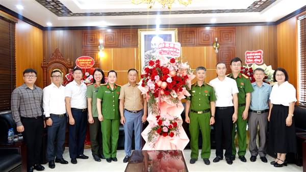 Các đồng chí lãnh đạo phường chúc mừng Công an phường nhân kỷ niệm 81 năm Ngày truyền thống Công an nhân dân Việt Nam