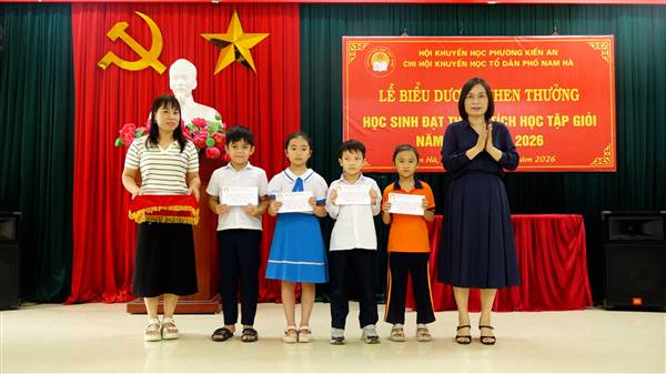 Chi hội Khuyến học tổ dân phố Nam Hà biểu dương khen thưởng hơn 200 cháu đạt thành tích trong học tập năm học 2025-2026