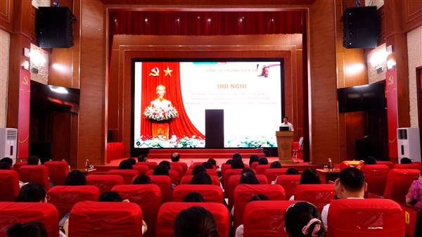 Đội ngũ cán bộ quản lý, giáo viên các trường Mầm non, Tiểu học, Trung học cơ sở trên địa bàn phường tham gia lớp bồi dưỡng, tập huấn lý luận chính trị hè năm 2026
